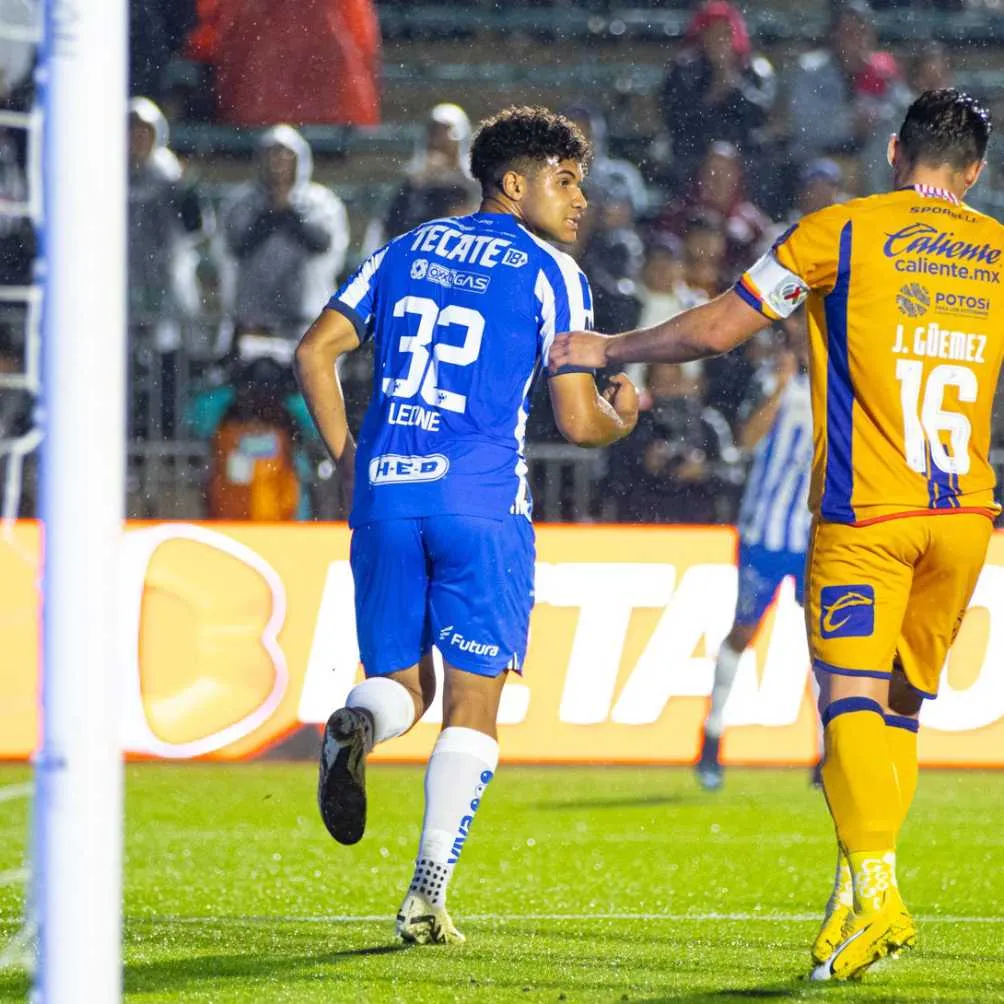 Leone en celebración de su gol