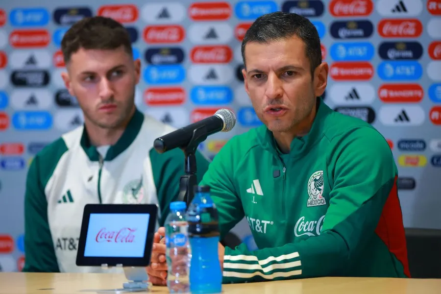 Santiago Giménez y Jaime Lozano, DT de México