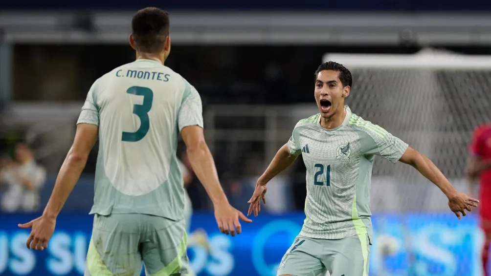 MEXSPORT César Montes y Érick Aguirre festejan el tercer gol de México