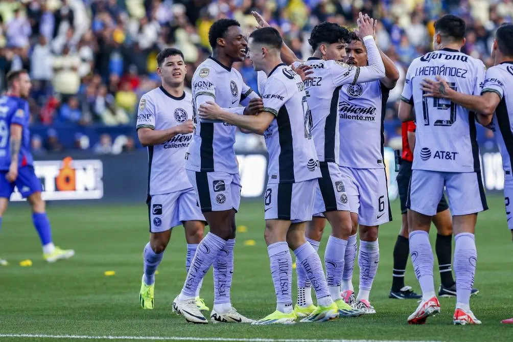 Jugadores de América en celebración de gol