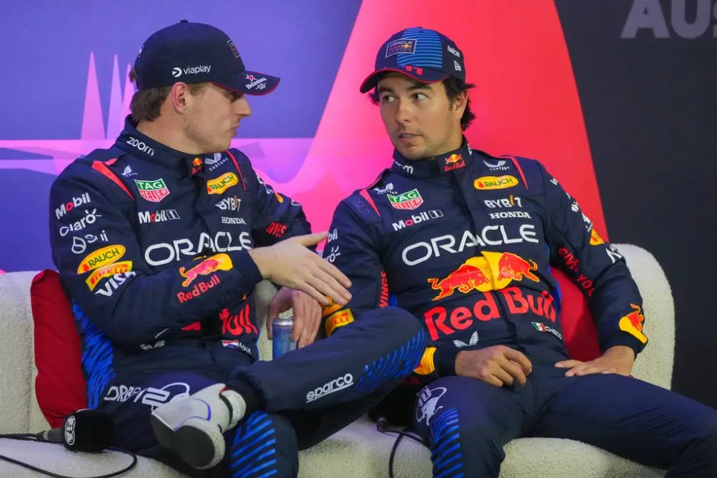 Verstappen y Checo durante la conferencia post clasificación