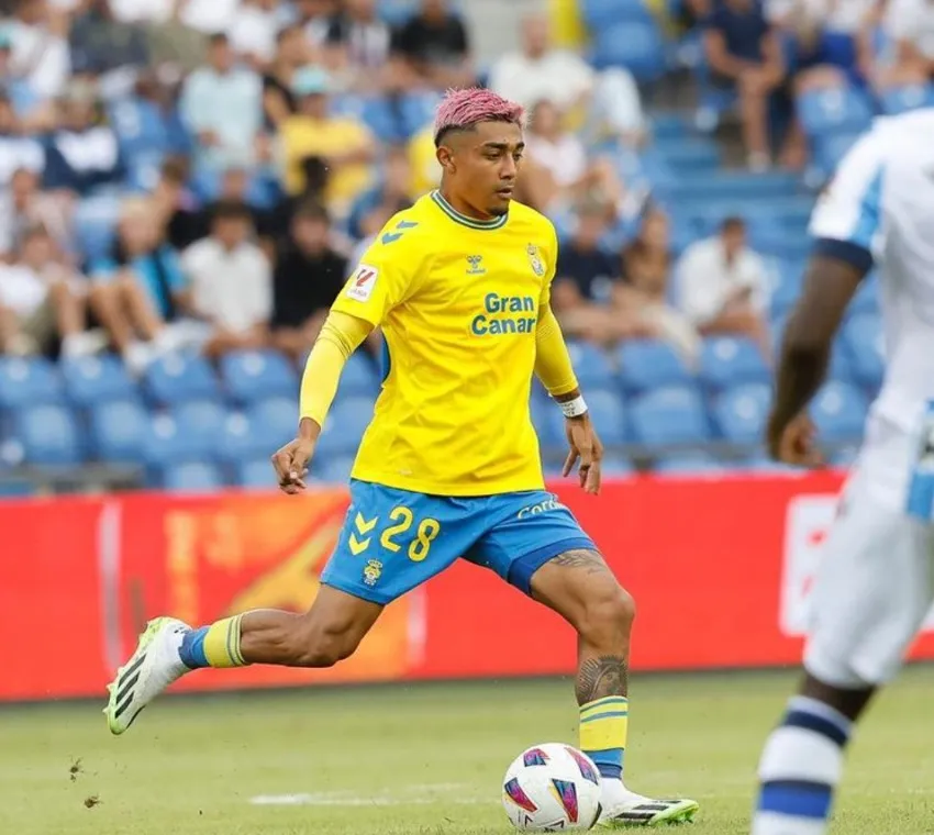 Julián Araujo en un juego de México