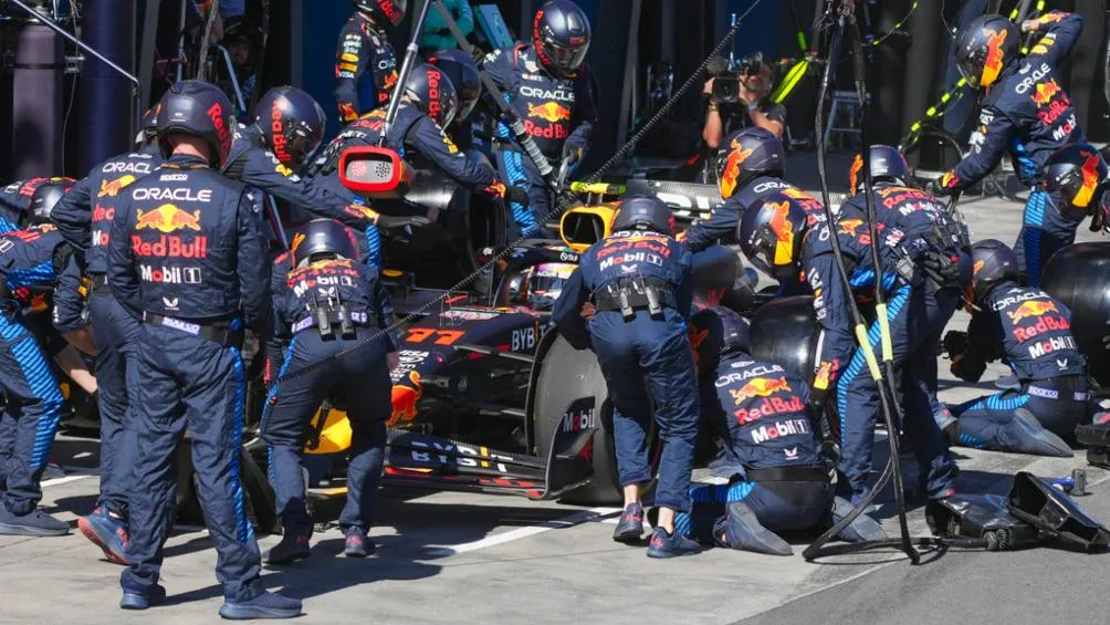 Red Bull presentó problemas en sus dos autos