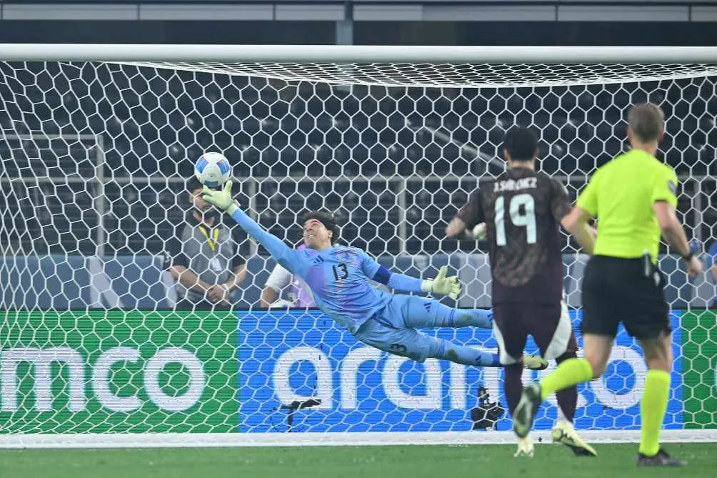 Ochoa en el gol de Adams ante Estados Unidos