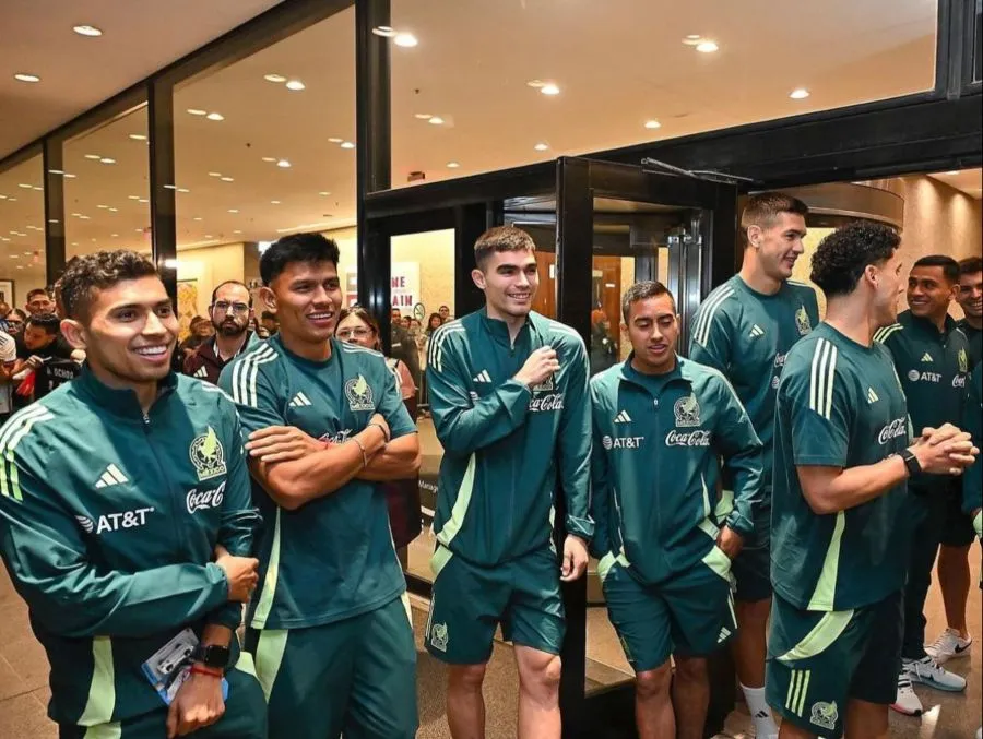 Jugadores de México con la serenata