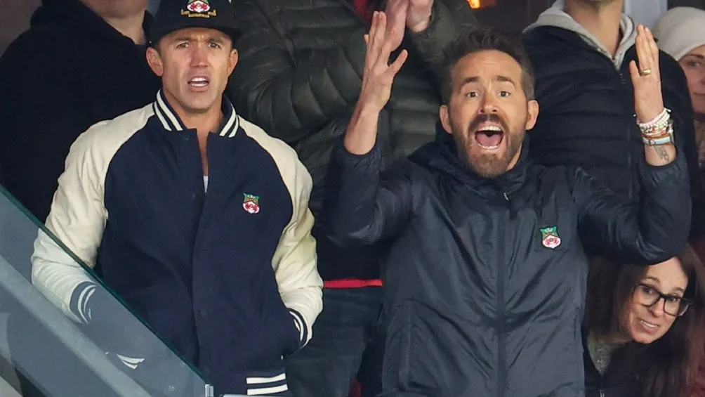 Ryan Reynolds en las gradas alentando a su equipo