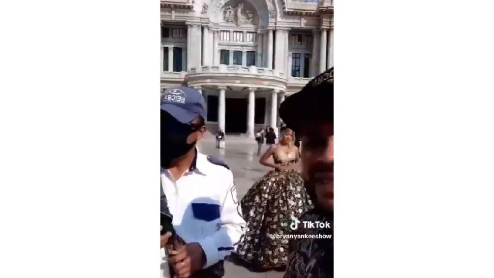 Se hizo viral el video donde un guardia impide a una quinceañera tomarse fotos.