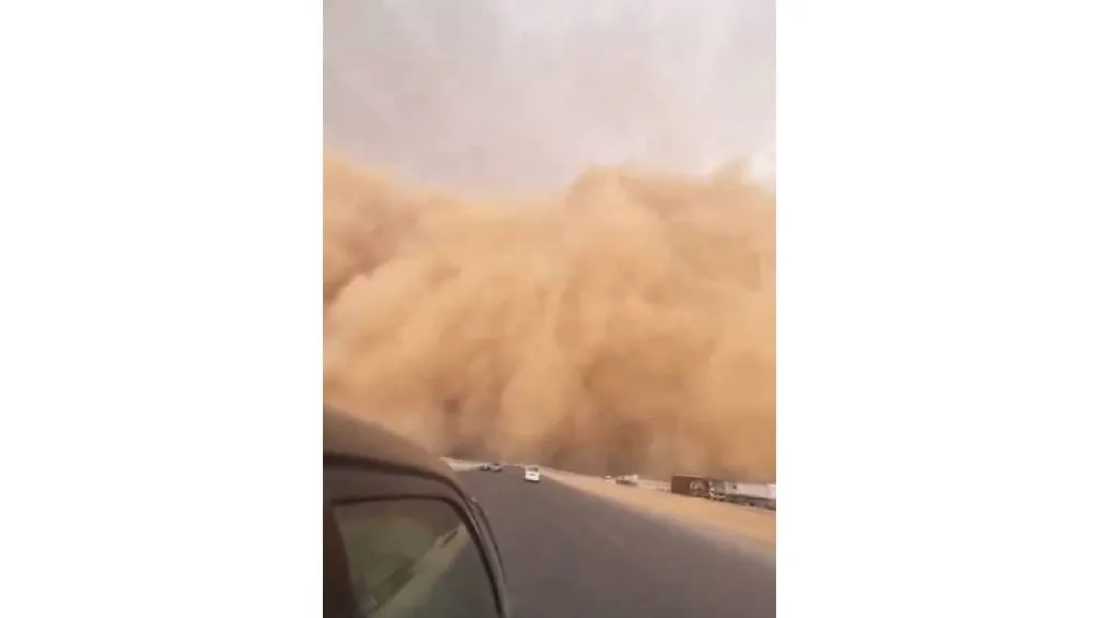 El video de la tormenta de arena quedó grabado en un video que se hizo viral en redes.