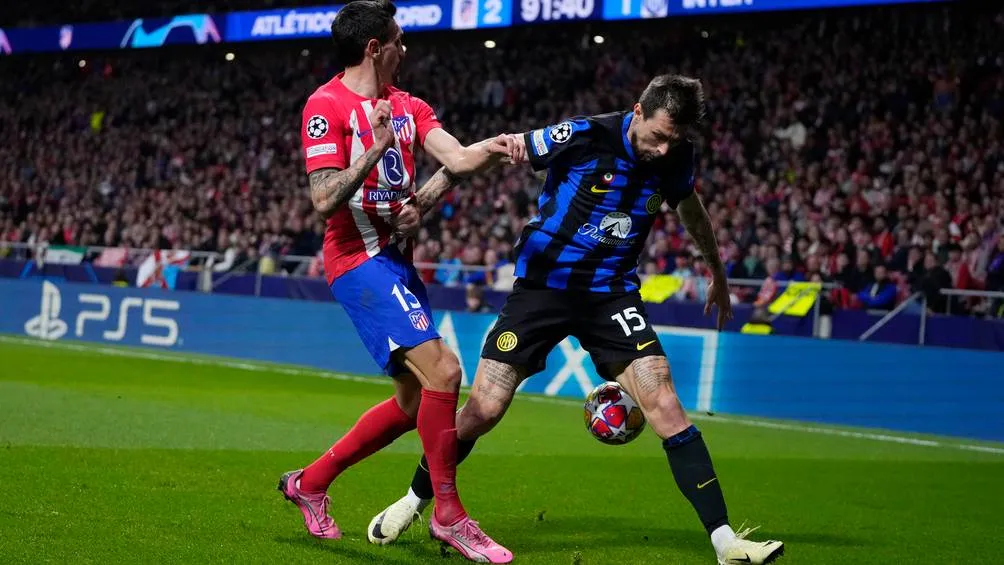 Acerbi disputando un balón