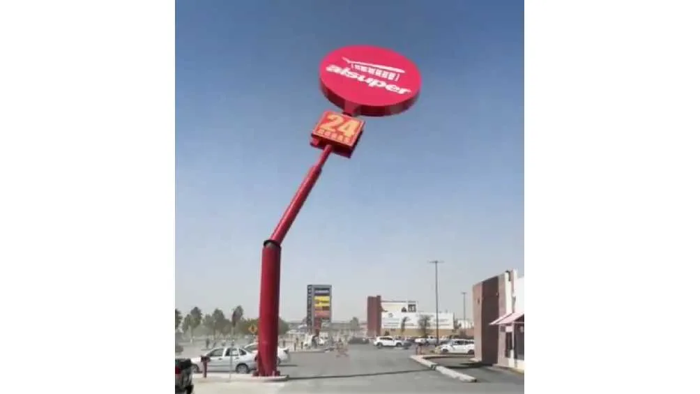 El anuncio de una tienda departamental estaba en el estacionamiento de una plaza comercial.