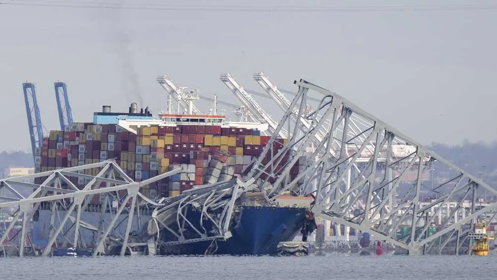 Todavía no se conocen las razones por las que el buque golpeó el puente.
