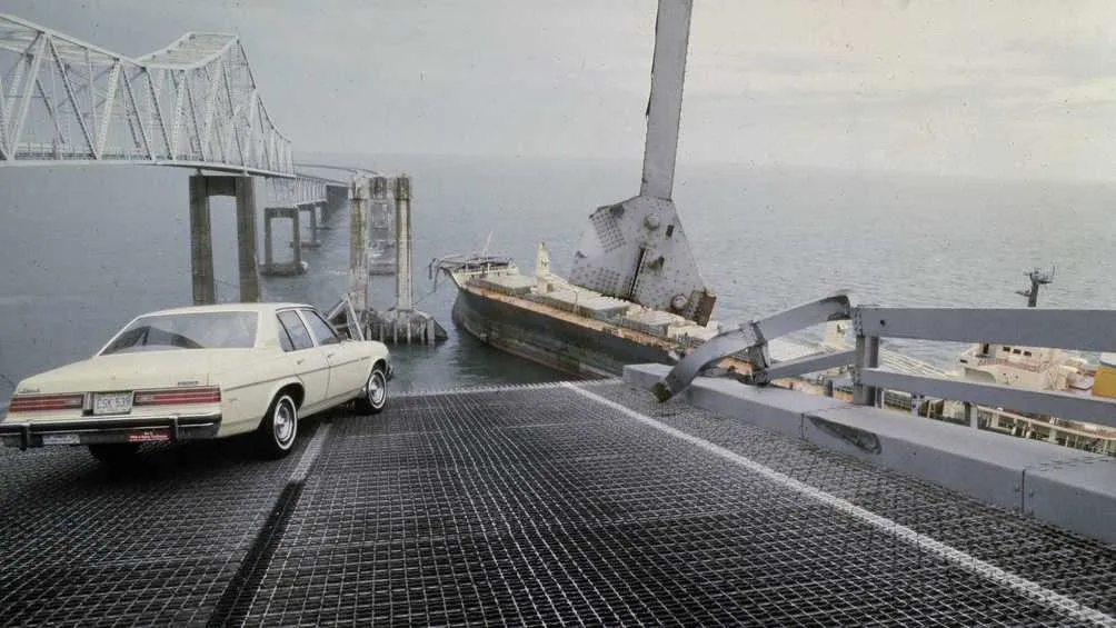 Algunos vehículos evitaron caer al río, pero no todos tuvieron la misma suerte.