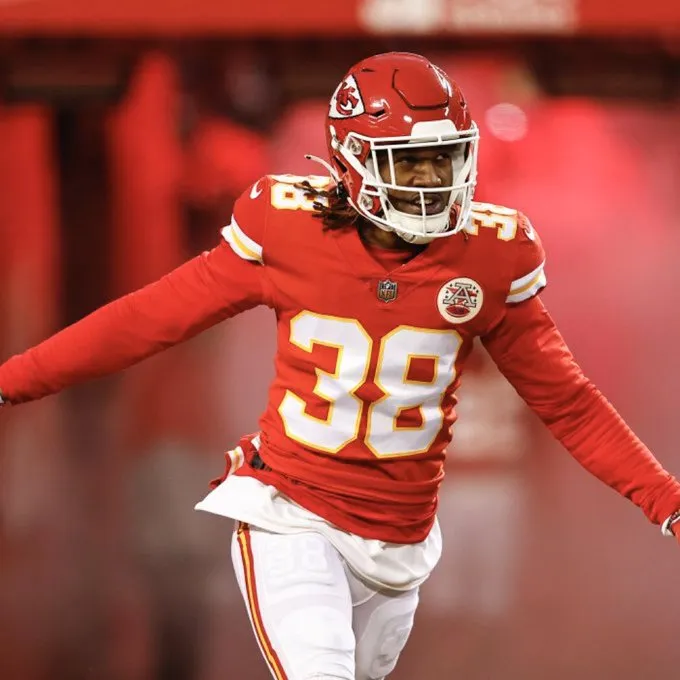 AP L'Jarius Sneed previo a un partido