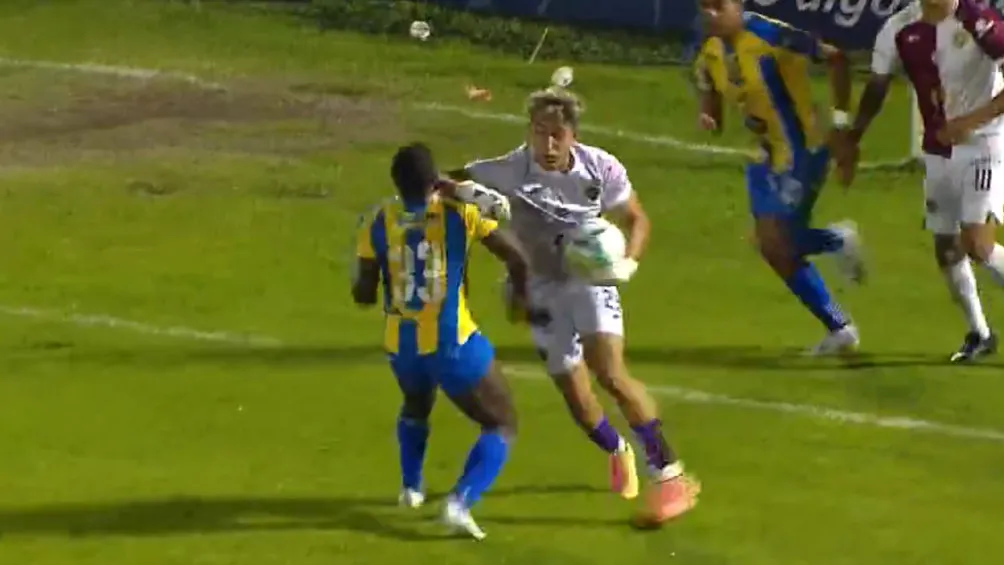 Codazo que originó la bronca