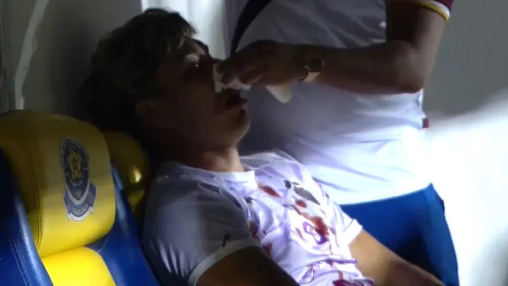 Portero de Petroleros siendo atendido