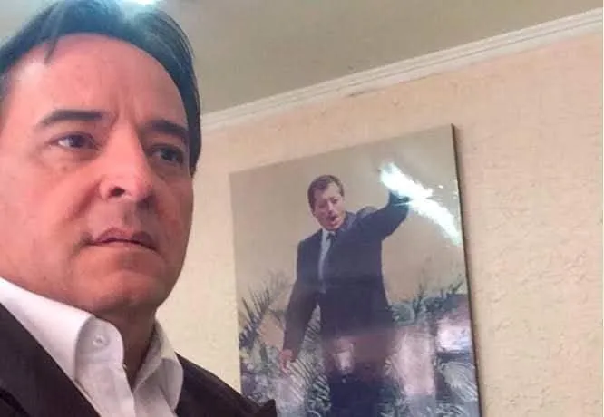 El exdiputado quedó atrapado bajo su auto.