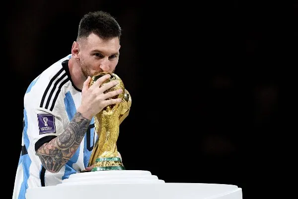 Messi besa la Copa del Mundo