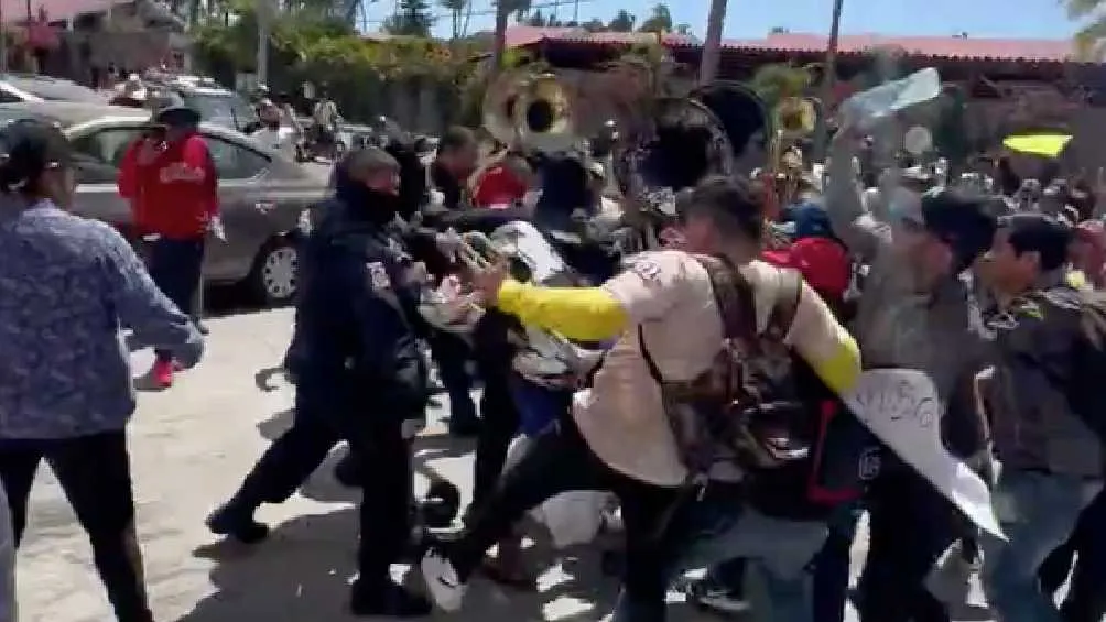 Hubo algunos enfrentamientos a golpes con policías.