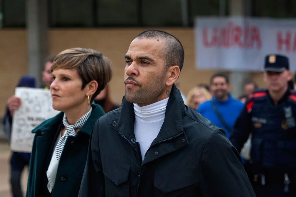 AP Dani Alves con su abogada, Inés Guardiola