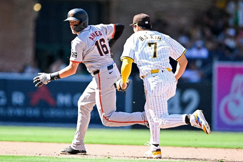 Doble de Cronenworth lleva a Padres a victoria 6-5 sobre Gigantes de Melvin