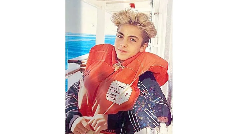 Durante su juventud, Cristian Castro dejó la escuela para seguir su carrera musical.