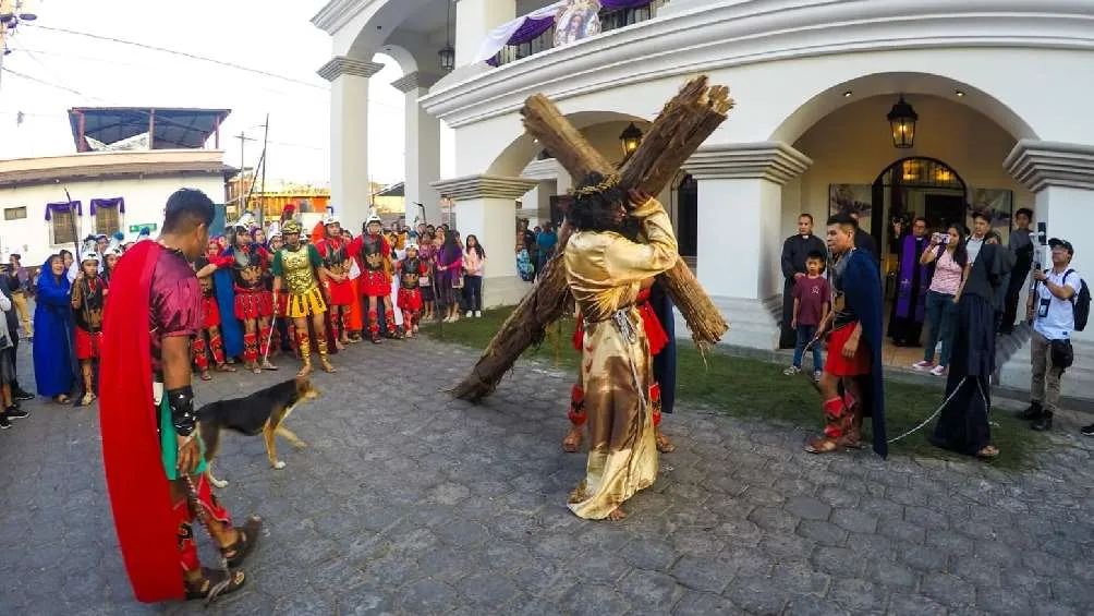 En todo momento el perrito estuvo atento de Jesús en el viacrucis.