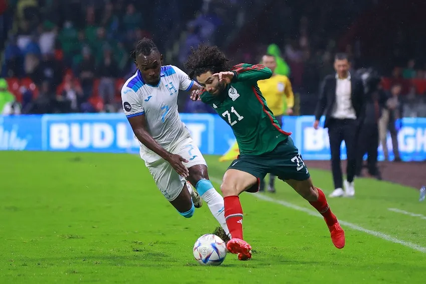 Alberth Elis en un partido contra el Tri