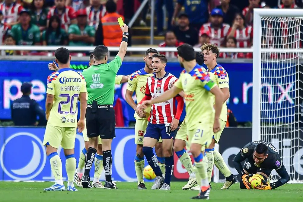 'Conejito' amonestado en el duelo ante América