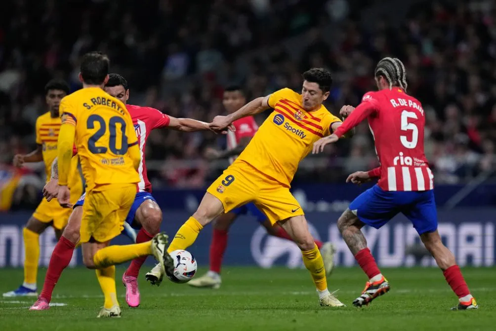 Lewandowski en el juego contra Atlético de Madrid