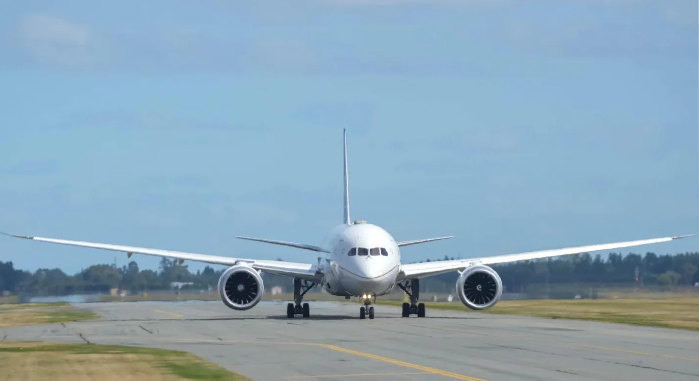 El avión no llegó a su destino original por la turbulencia.