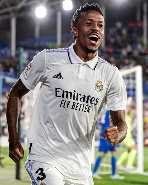 Militao celebra un gol