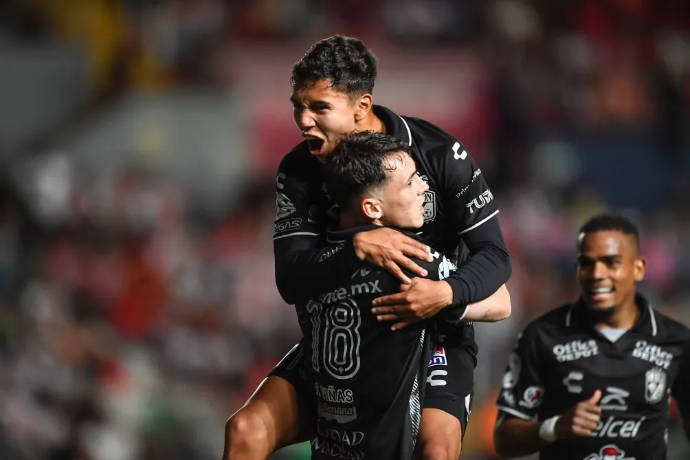 Viñas y Cervantes celebran el primer gol de León