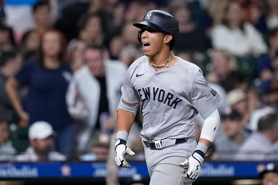 Oswaldo Cabrera jugó de 3B ante Astros