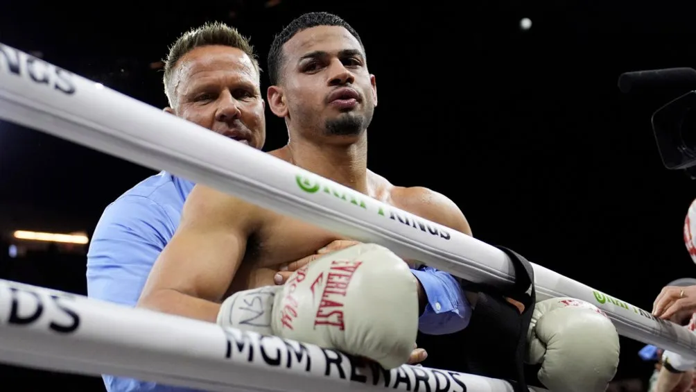 EL referee detuvo la pelea