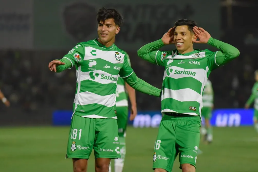 IMAGO 7 Santos en celebración del tanto de la ventaja