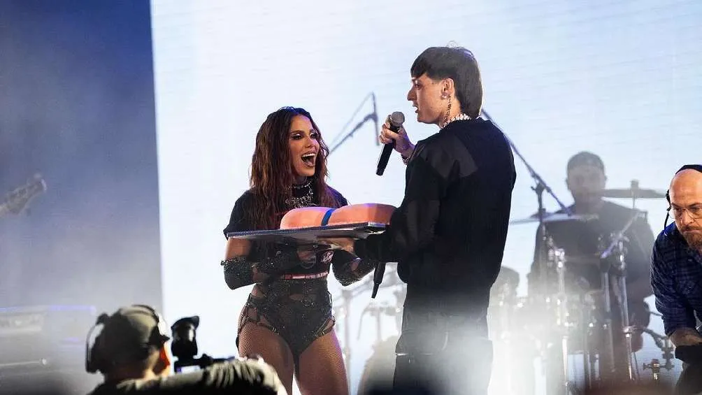 Peso Pluma le llevó un pastel a la brasileña por su cumpleaños.