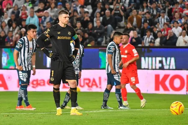 Thiago Volpi antes de cobrar un penal