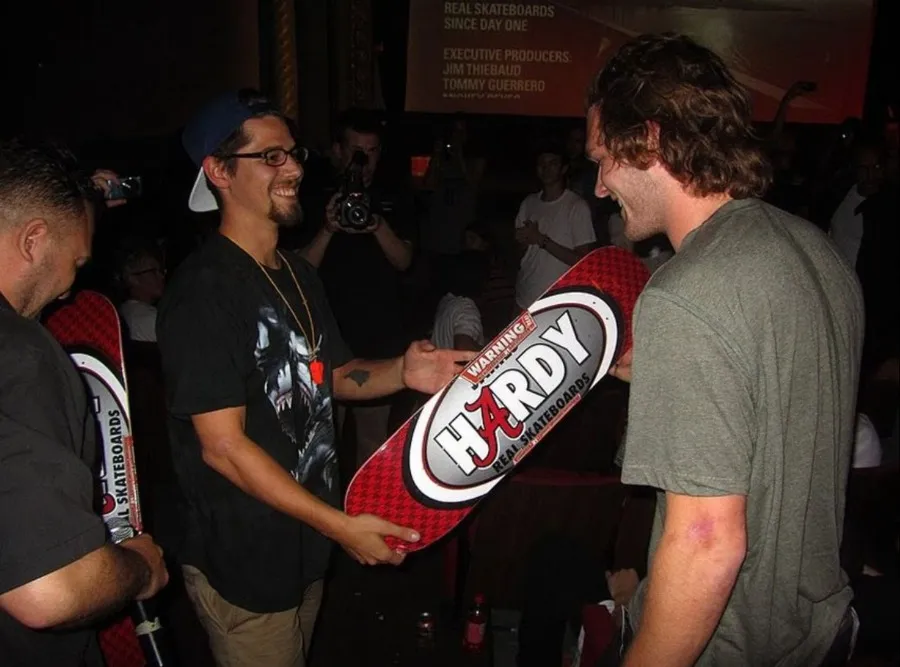 INSTAGRAM: @bamahardy James Hardy recibiendo un regalo de Justin Brock