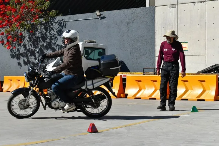 Los ejercicios son teóricos y prácticos.