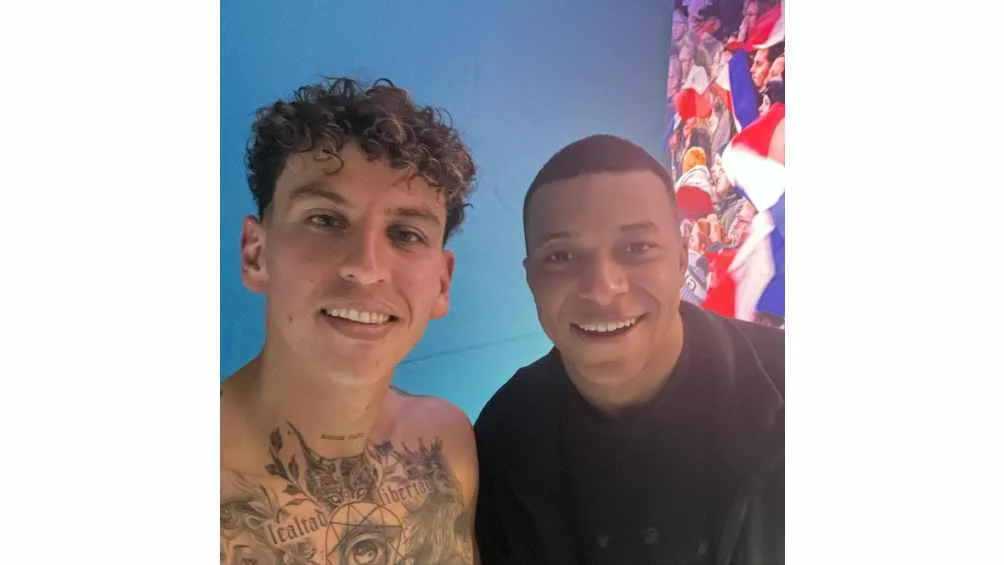 Se tomó foto con el francés