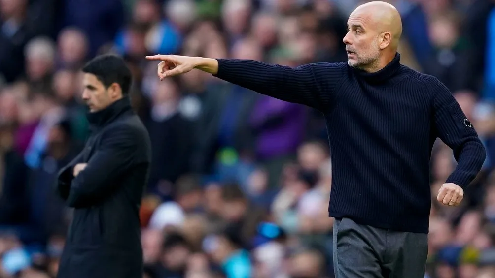 Pep Guardiola dirigiendo un partido