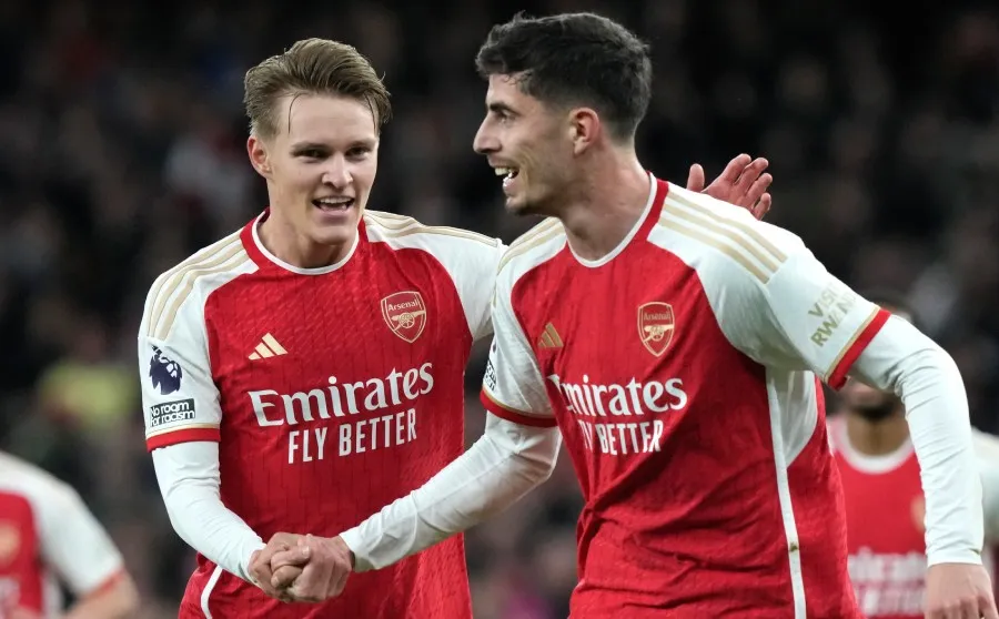 Odegaard festeja con Kai Havertz