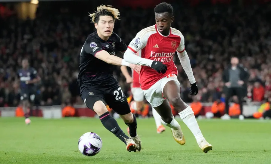 Daiki Hashioka, pelea el balón con Eddie Nketiah