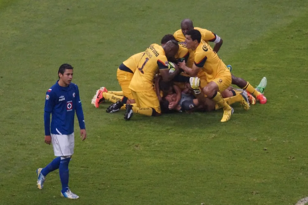 IMAGO 7 Jugadores de América festejan ante Cata Domínguez