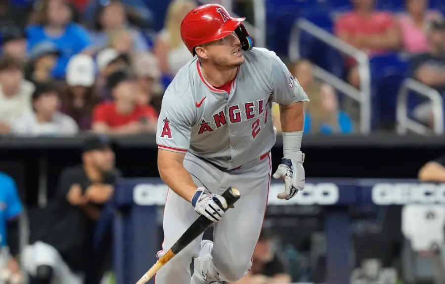 Mike Trout conecta de hit