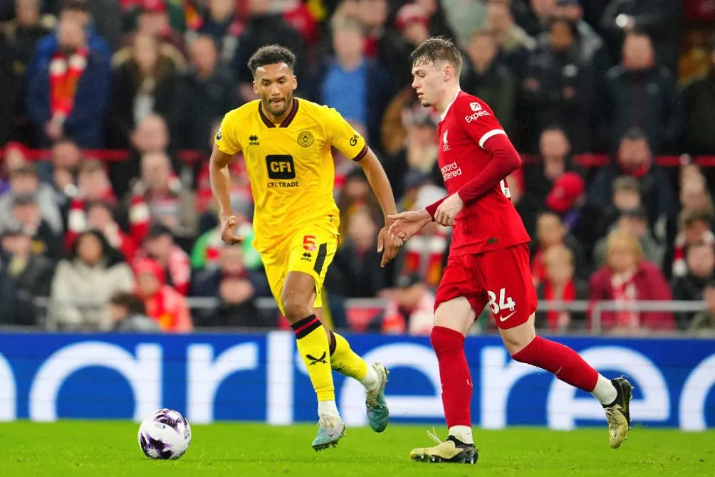 Conor Bradley en el compromiso ante Sheffield