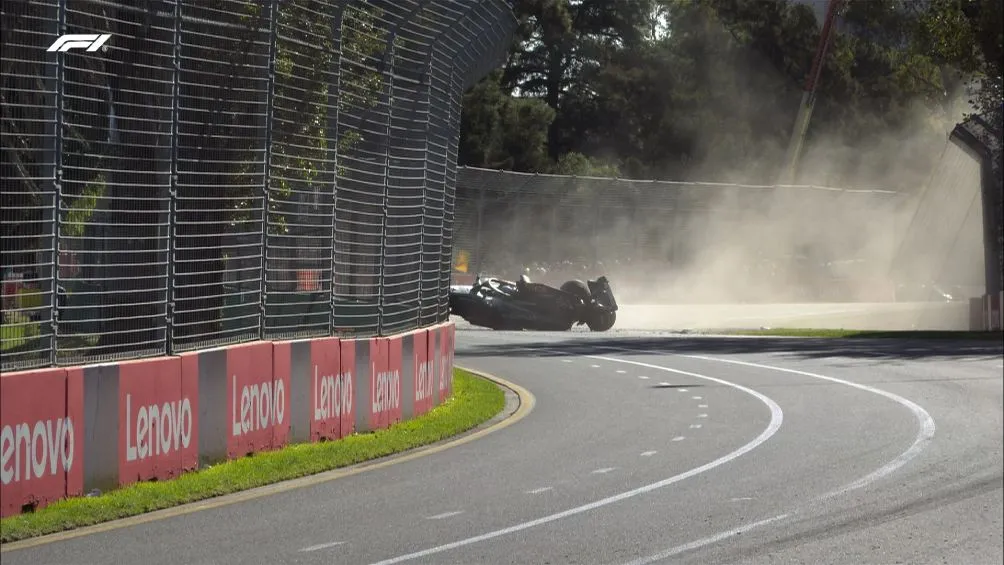 Así terminó semi volcado el auto de George Russell en Melbourne