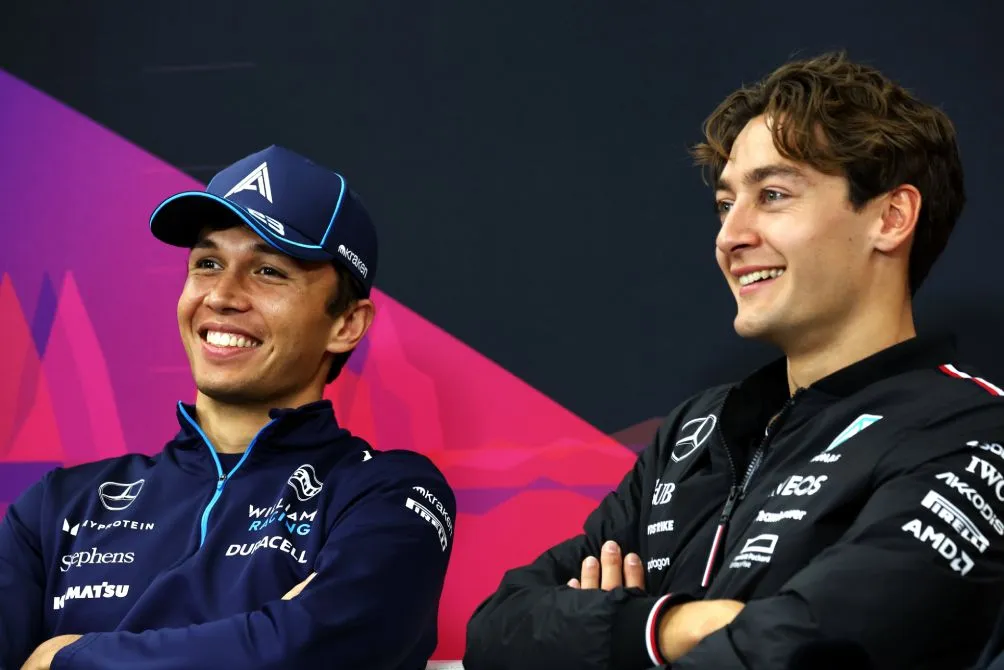 Alex Albon en conferencia de prensa con George Russell