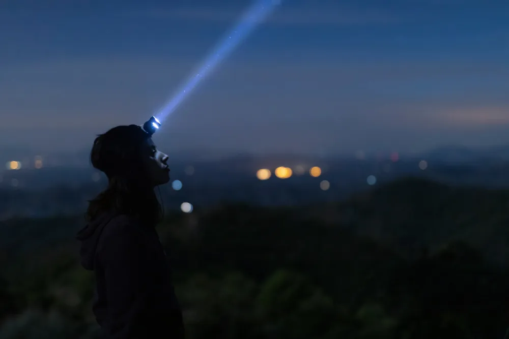 Solamente puedes mirar al eclipse sin lentes cuando está en su totalidad.