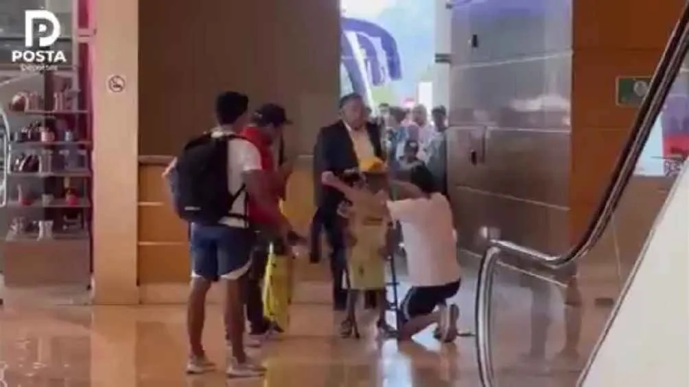 CAPTURA DE PANTALLA TWITTER Regaló su sudadera